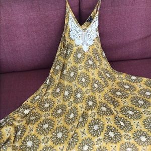 Rue 21 size Large ladies dress flower mustard embroidered EUC Bo ho festive